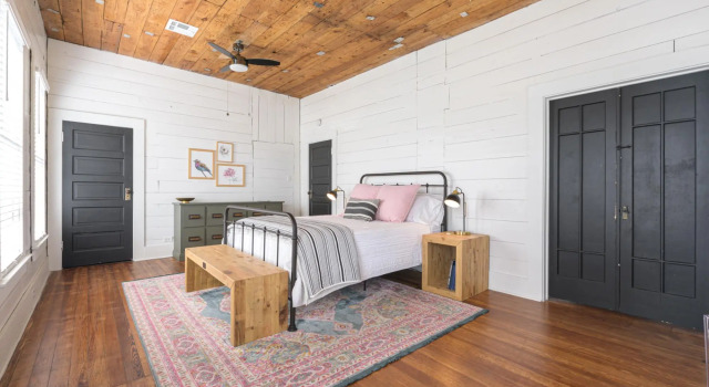 Restored 1930s Uptown Bungalow 2 min to Magnolia Silos, Boek Hotel Hotels in Waco met parkeren, Parkeren