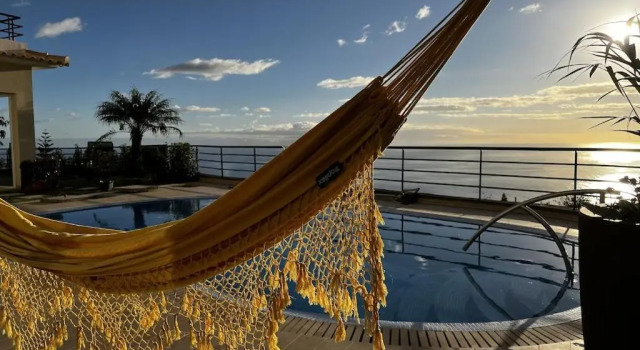 Вилла Luxury villa with private heated pool, garden and views of the sea and mountains