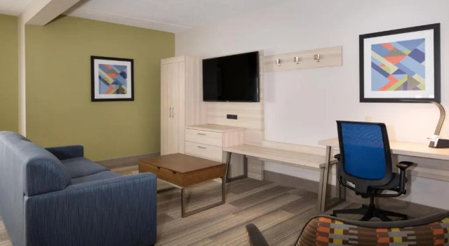 Четырёхместный люкс Holiday Inn Express Louisville Northeast by IHG