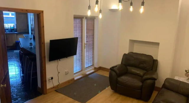 Big 6 bed house w/ 5 double beds WIFI and Netflix