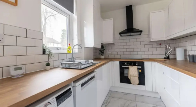 Коттедж Free Parking - 4 Bedroom House