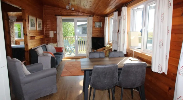 Cosy Pine Lodge With far Reaching Country Views and Large sun Deck, Buchen Sie Hotel Snargate Kent