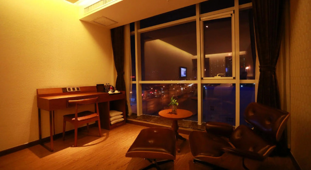 Люкс James Joyce Coffetel Qinhuangdao Railway Station