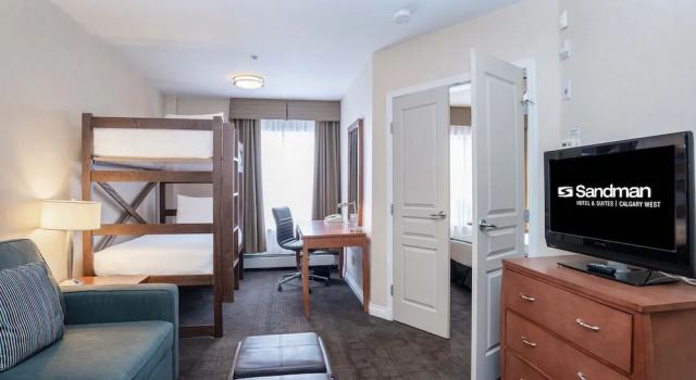 Четырёхместный семейный люкс Sandman Hotel & Suites Calgary West
