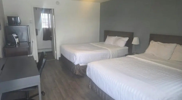 Четырёхместный номер Standard Howard Johnson by Wyndham Grande Prairie