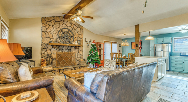 2 Mi to Midtown: Ruidoso Retreat w/ Hot Tub!, Varaa Lomakoti Ruidoso New Mexico