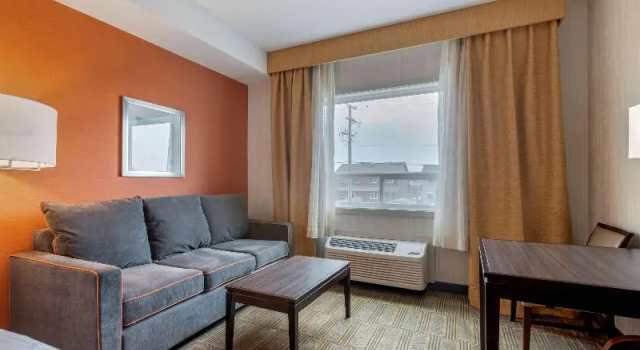 Четырёхместный семейный номер Standard Best Western Plus Chateau Fort St. John