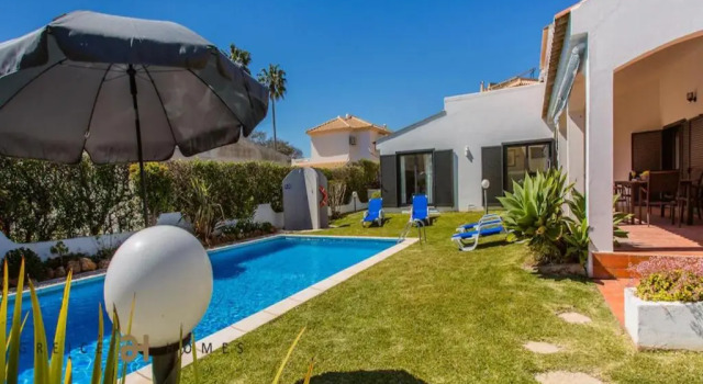 Greice Homes-650 meters from the beach, 4 bedrooms villa for holidays in Vilamoura-Quarteira, Rezerwuj Willa Hotele w Sotavento z basenem, Basen