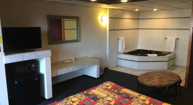 Двухместный люкс Midway Inn & Suites