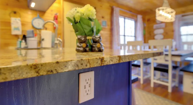 Easy-access Pigeon Forge Cabin w/ Hot Tub!, Забронировать Отель Отели Пиджен-Фордж с парковкой, рядом с Cooter’s Place &amp; Museum, Парковка