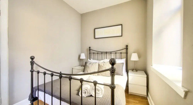 JOIVY Great Location! - Charming Apt by Edinburgh Castle, Забронировать Отель Эдинбург Midlothian, рядом с Национальный музей Шотландии