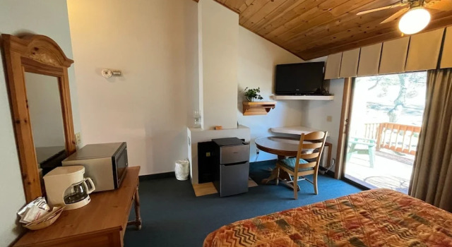 Двухместный номер Standard с балконом и с видом на горы Whispering Pines Lodge