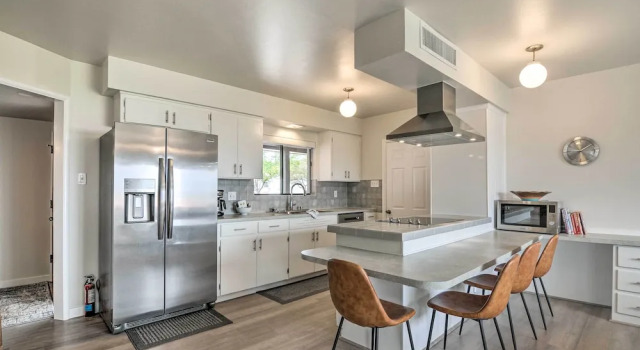 Коттедж с 4 комнатами Lake Powell Views: Mid-century Home in Page