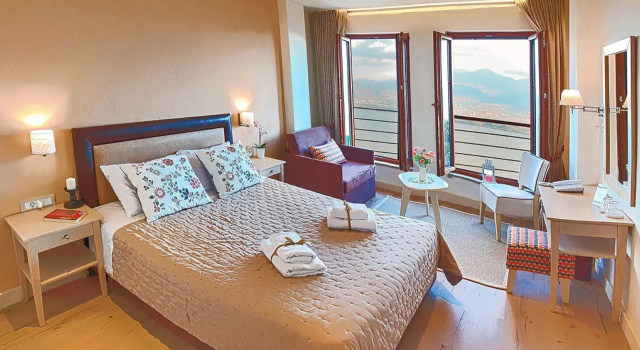 Двухместный полулюкс с видом на озеро Arktos Hotel