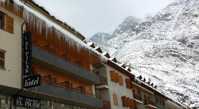 El Pilar, Book Hotel Hotels in Aragon with Parking, Parking