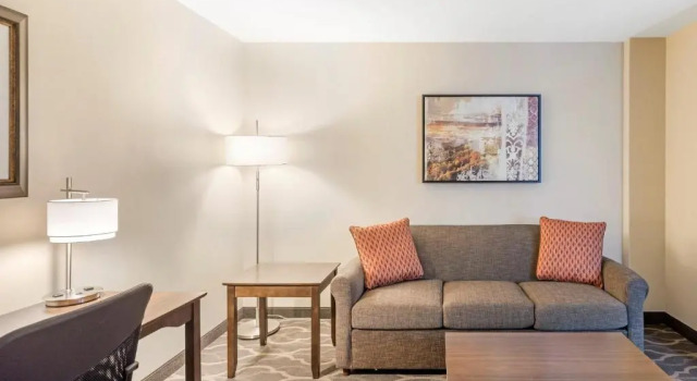 Люкс Country Inn & Suites by Radisson, Grandville-Grand Rapids West, MI