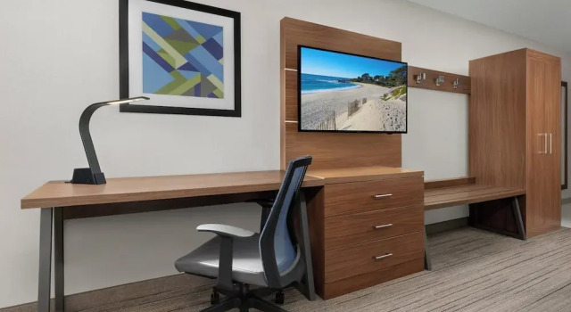Номер Standard Holiday Inn Express Hotel & Suites Marina by IHG