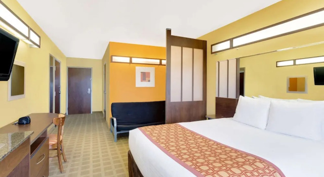 Люкс Microtel Inn & Suites by Wyndham Princeton