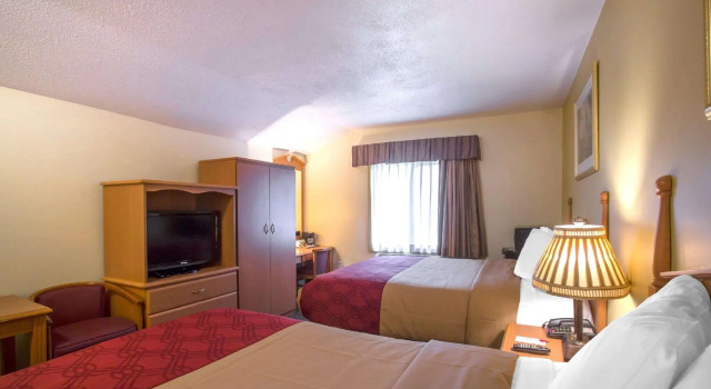 Четырёхместный номер Standard Econo Lodge
