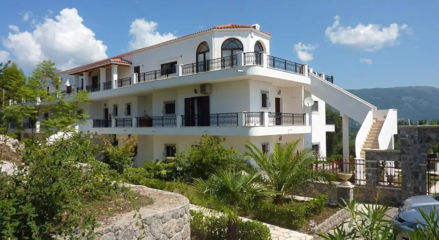 Marialice Apartments
