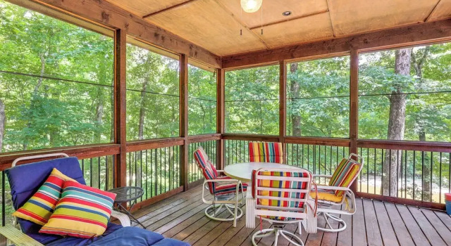 Cabin on 23 Acres w/ Creek Access in Broken Bow, Boek Vakantiehuis Broken Bow Oklahoma