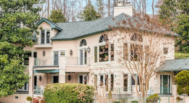Magnificant & Private Lakefront 5 Bedroom Home, Забронировать Дом для отпуска Виллы Лейк-Лур, рядом с Озеро Лур, Вилла