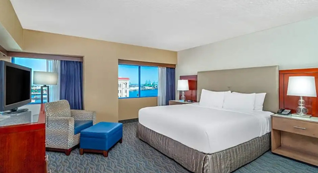 Двухместный полулюкс с видом на гавань Crowne Plaza Hotel Los Angeles Harbor by IHG