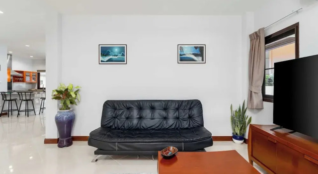 Poolside 3BR for Relaxed Stays V278, Забронировать Отель Раваи 