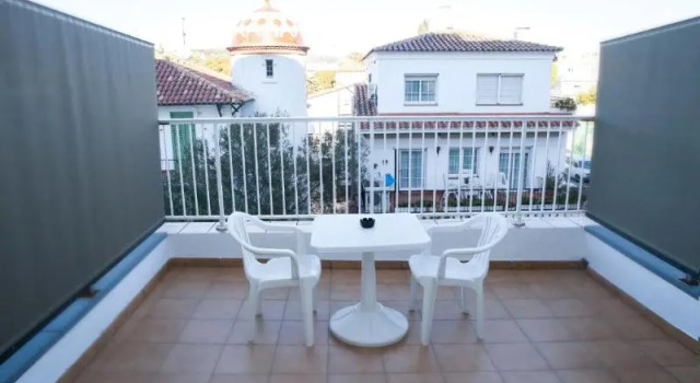 Четырёхместный номер Standard с балконом Hotel Brisamar Suites