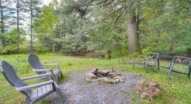 Pocono Couple's Getaway! Cute Cabin on 8 Acres, Buchen Sie Hotel Blakeslee Monroe County