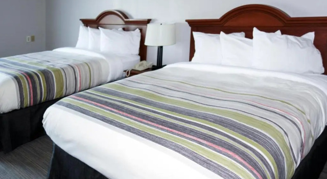 Четырёхместный номер Standard Country Inn & Suites by Radisson, Dahlgren-King George, VA