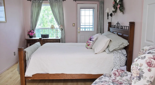 Waterfront Harbour B&B, Buchen Sie Bed & Breakfast 4-Sterne-Hotels in Cold Lake, 4*