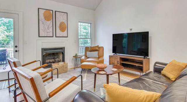 Black Mountain Hideaway w/ Hot Tub & Pool Table!