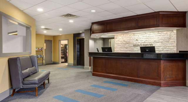 Days Inn by Wyndham Niagara Falls Near The Falls, Забронировать Отель Недорогие отели Ниагара Фолс, рядом с Казино Niagara, недорого