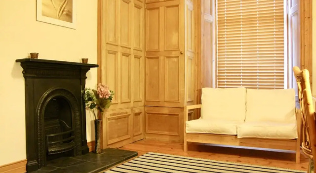 Traditional 2 Bedroom Apartment in Edinburgh, Забронировать Апартаменты/квартира Эдинбург Midlothian, рядом с Холирудское абатство