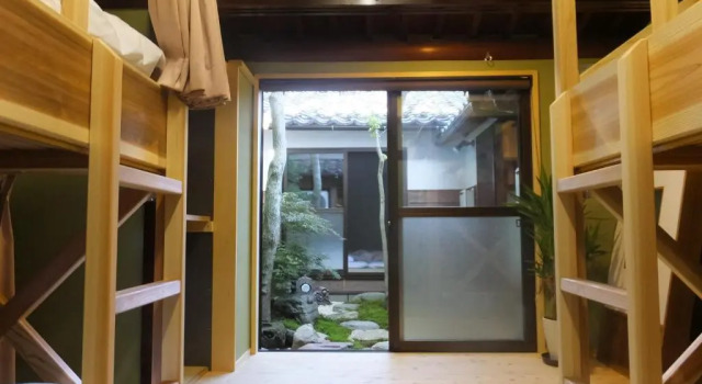 Кровать в общем номере Guesthouse Mikkaichi