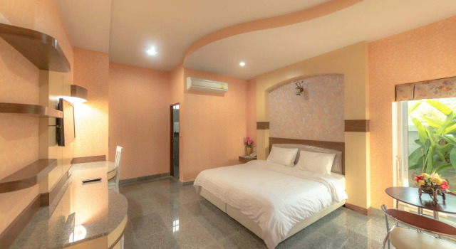 Кровать в общем номере Martina Hotel Surin