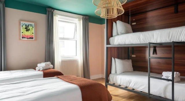 Кровать в общем номере West Beach Hotel Brighton