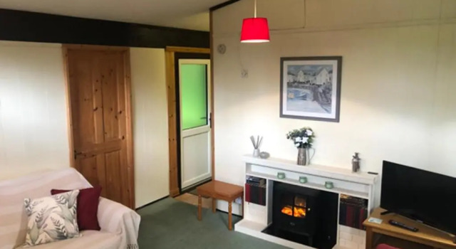 Nuthatch Lodge is set in 24 Acres of Wood, Parkland Near the Village of Cenarth, Book Hotel Hoteller i Cenarth med pool, Swimmingpool