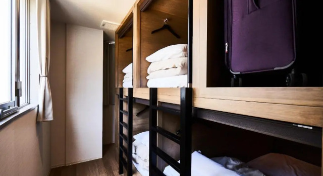 Кровать в общем номере &AND HOSTEL HOMMACHI EAST