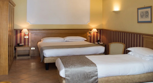 Четырёхместный номер Standard с балконом Hotel Leopardi