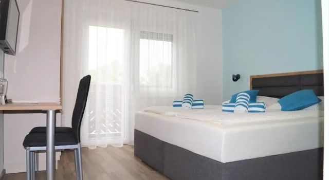 Gisch Edith, Book Hotel Podersdorf am See 