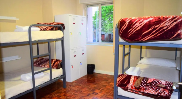 Кровать в общем номере Albergue Mir