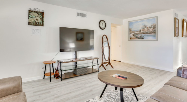 Near Innovation Corridor: Phoenix Home w/ Patio, Забронировать Дом для отпуска Финикс 