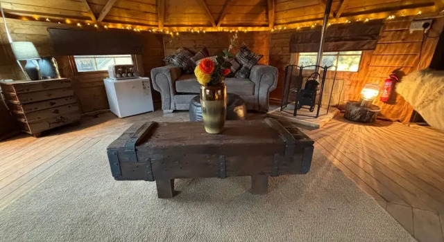 Hobbit Haven Hot Tub and Countryside Bliss, Book Feriehus Dwyran Anglesey