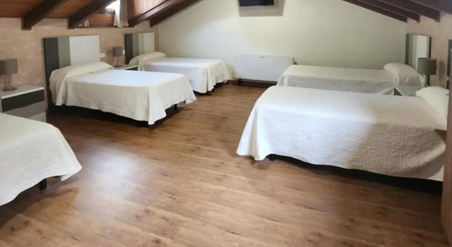 Кровать в общем номере hostal Saint James Way