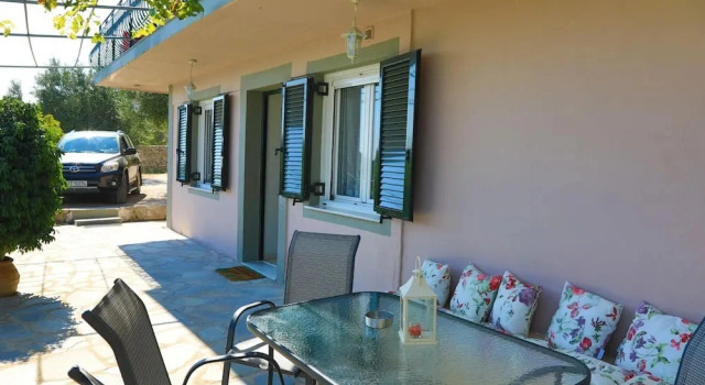 Коттедж Antigoni Villa Tria in Longos