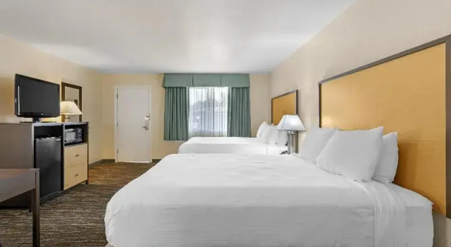 Четырёхместный номер Standard с балконом Best Western Petaluma Inn