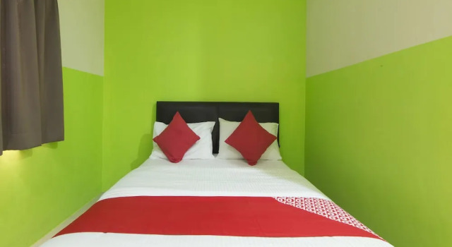 Номер Deluxe OYO 44072 Mines Cempaka Hotel