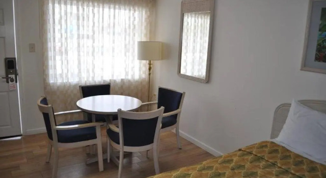 Четырёхместный номер Standard Islander Motel